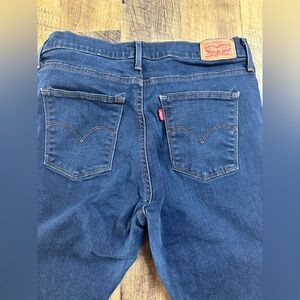 Levi’s Women’s Slimming Skinny Stretch Size 32 Denim Blue Jeans